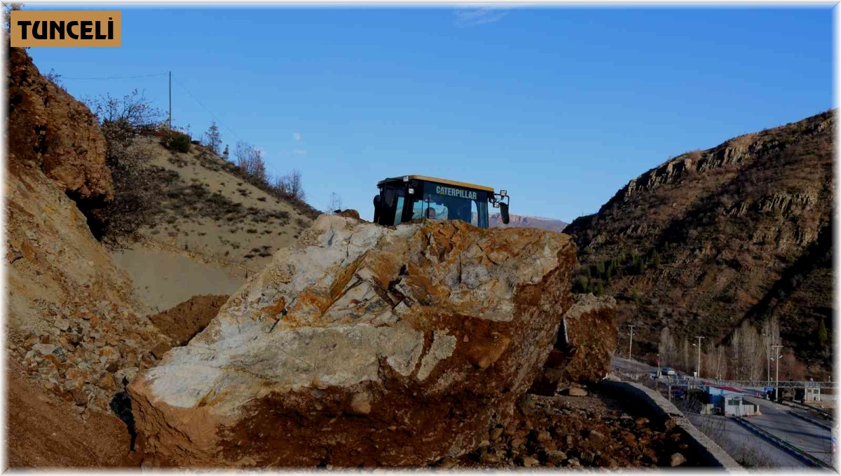 Tunceli'de dağlardan düşen kayalar yolu trafiğe kapattı
