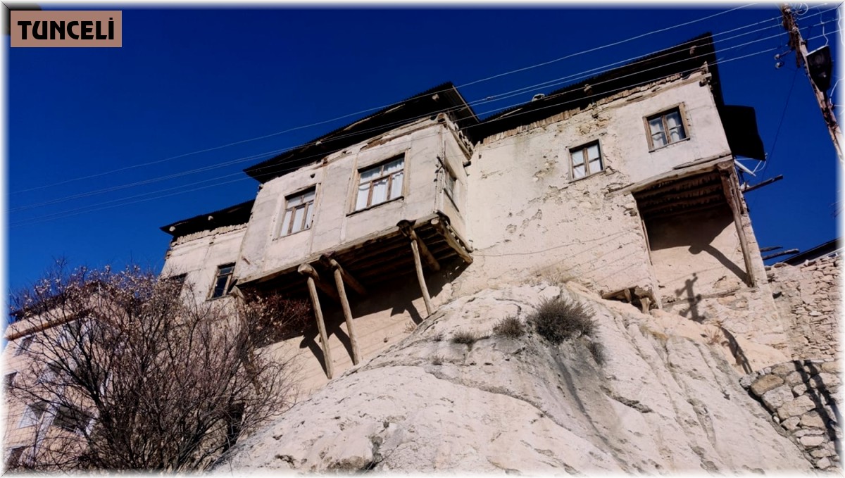 Tunceli'de dev kayaların üzerine yapılan evler görenleri hayran bırakıyor