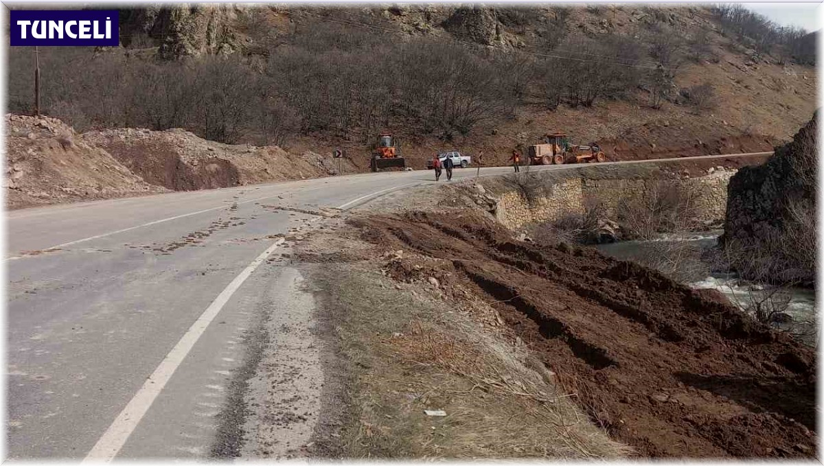 Tunceli'de devrilen tankerden çaya akan bitüm temizlendi