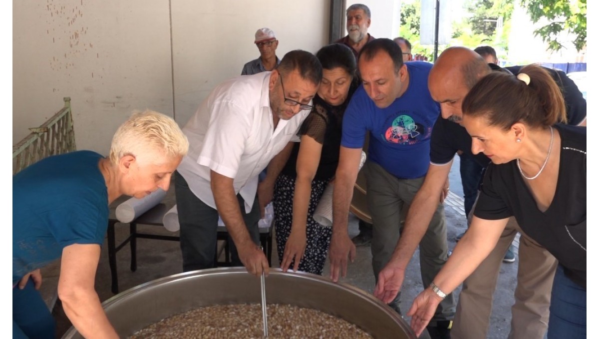 Tunceli'de düzenlenen etkinlikte vatandaşlara aşure dağıtıldı