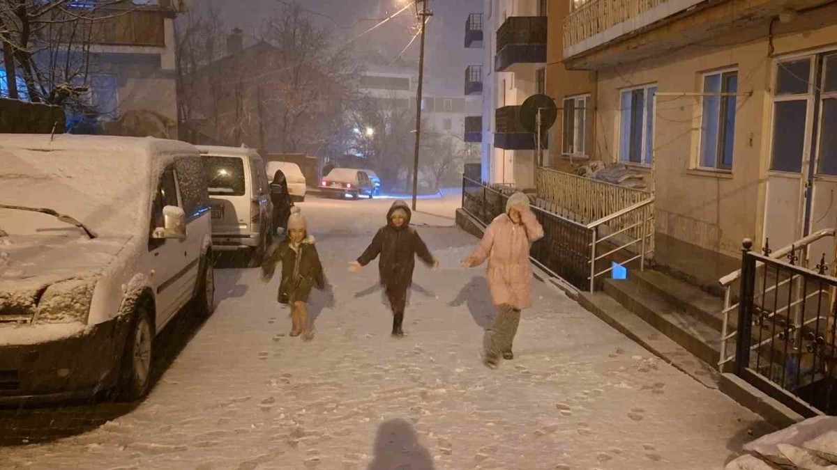 Tunceli'de eğitime kar engeli