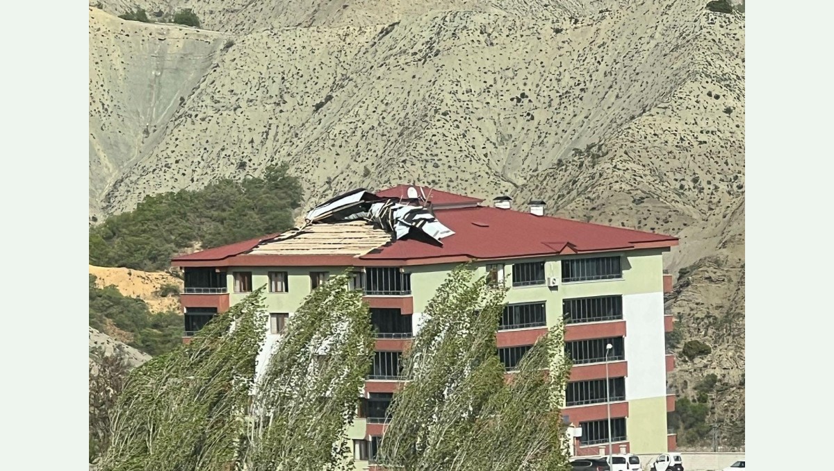Tunceli'de etkili olan fırtına çatıları uçurdu