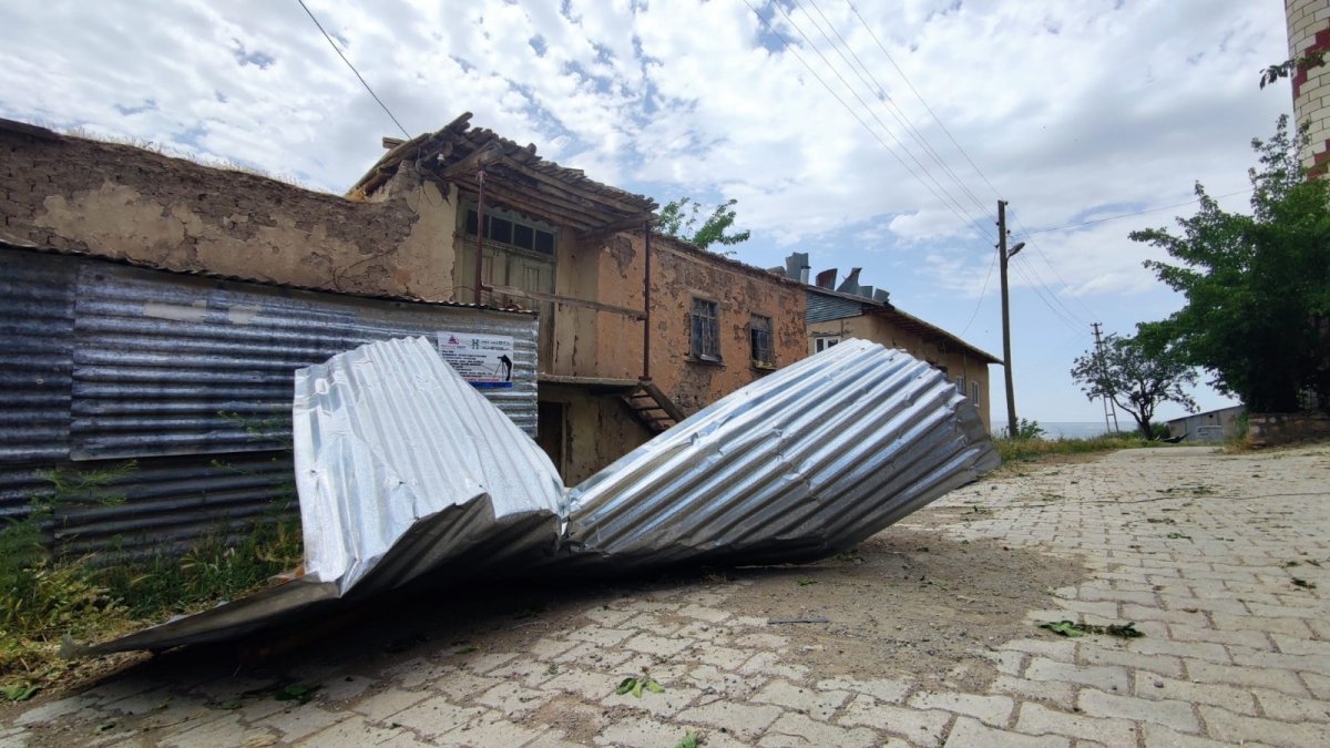 Tunceli'de fırtına çatıları uçurdu, hayvanları telef etti