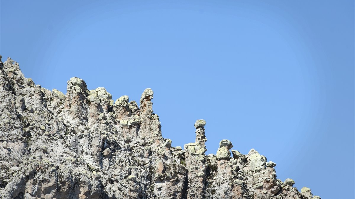 Tunceli'de görünüşü peri bacalarını andıran kaya oluşumlar ilgi görüyor