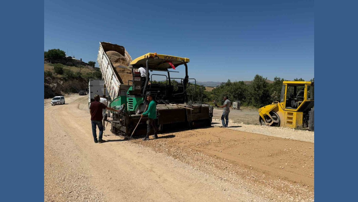 Tunceli'de grup köy yollarında sıcak asfalt çalışması başladı