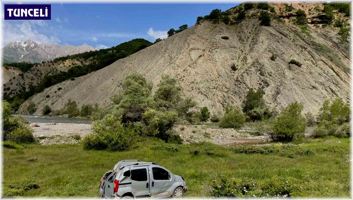 Tunceli'de hafif ticari araç şarampole devrildi: 6 yaralı
