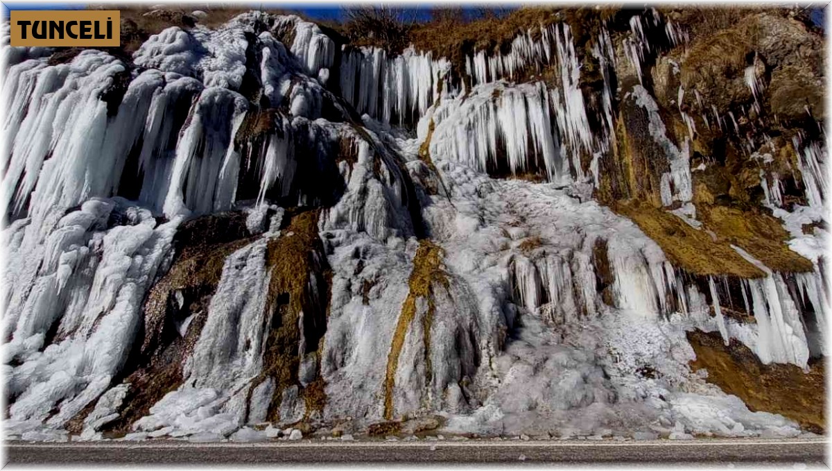 Tunceli'de havalar soğudu, 'Ağlayan Kayalar' buz tuttu