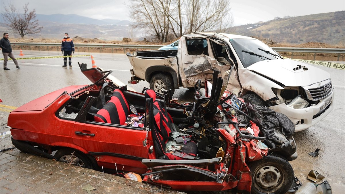 Tunceli'de iki otomobil çarpıştı: 2 ölü, 1 yaralı