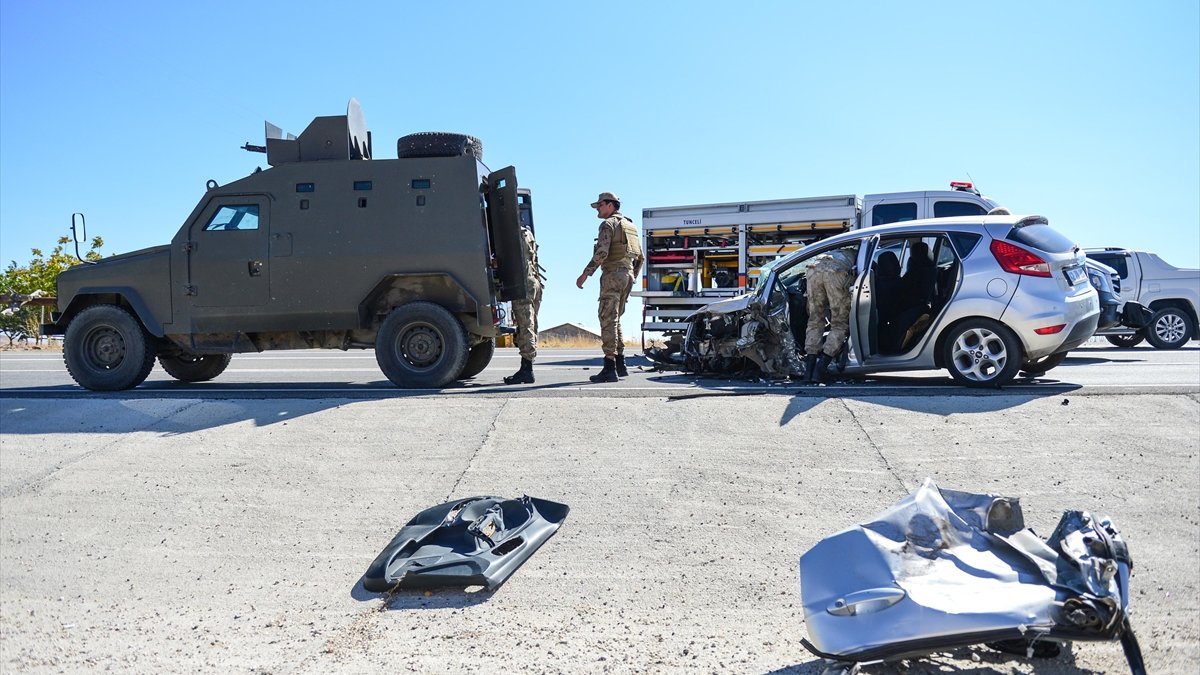 Tunceli'de iki otomobil çarpıştı: 4 yaralı