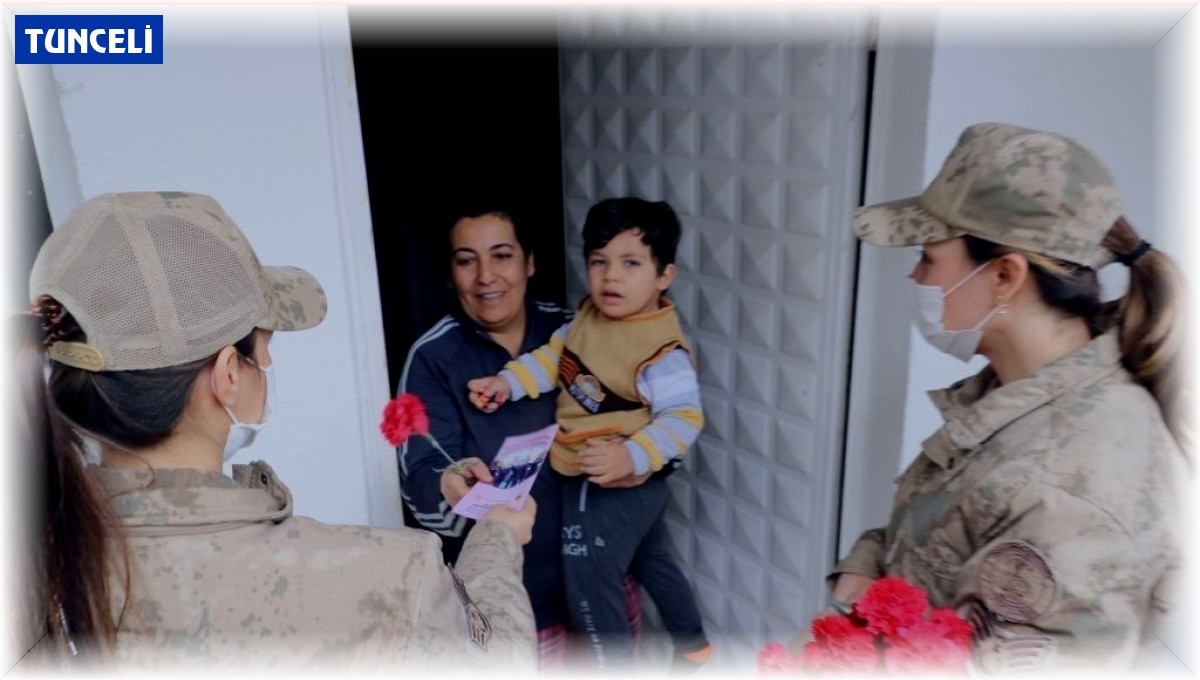Tunceli'de jandarma ekipleri, kadınlara karanfil dağıtıp KADES'i anlattı