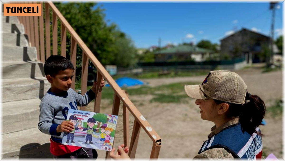 Tunceli'de jandarma ekipleri, köyde yaşayan vatandaşlara KADES'i anlattı