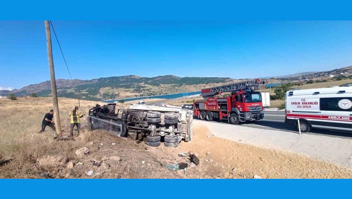 Tunceli'de kamyon devrildi, sürücü araçtan fırladı