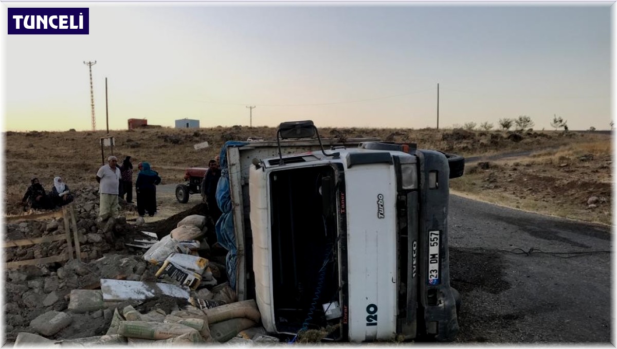Tunceli'de kamyon yan yattı: 1 yaralı