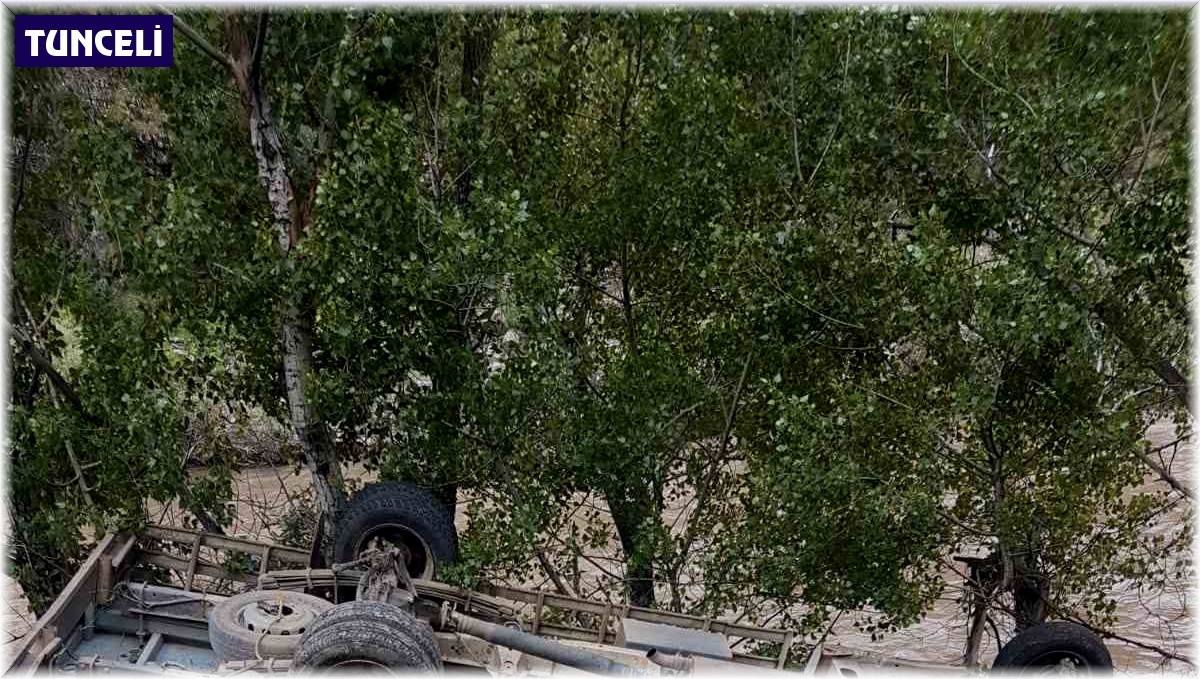 Tunceli'de kamyonet ters döndü