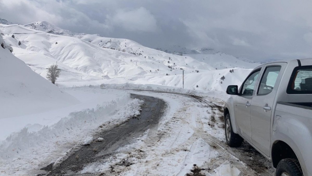 Tunceli'de kar nedeniyle kapanan 20 köy yolundan 17'si açıldı