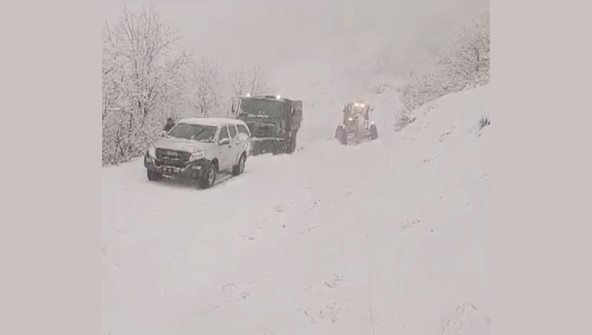 Tunceli'de kar yağışı nedeniyle mahsur kalan vatandaşlar kurtarıldı