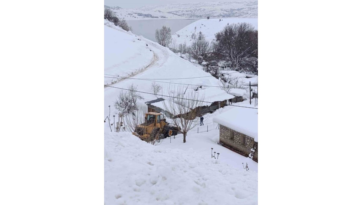 Tunceli'de karla mücadele çalışmalarını aralıksız sürdürüyor