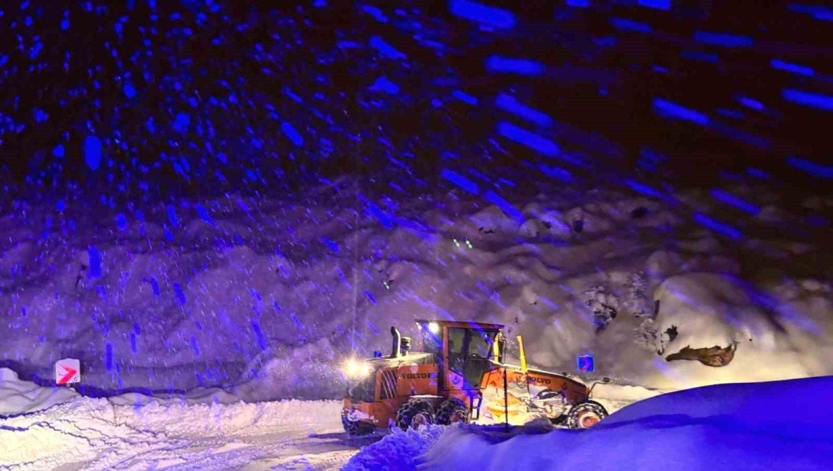 Tunceli'de karla mücadele gece-gündüz sürüyor