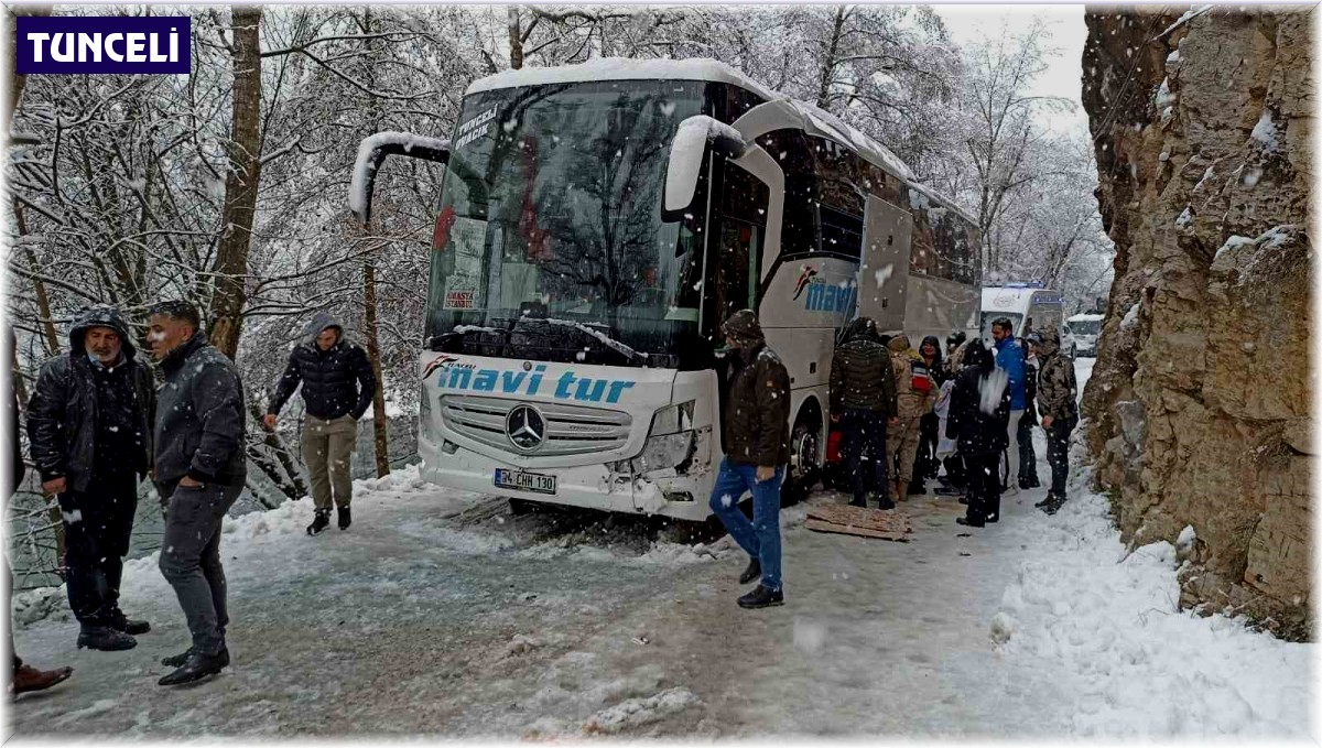 Tunceli'de kayganlaşan yolda kaza: 3 yaralı