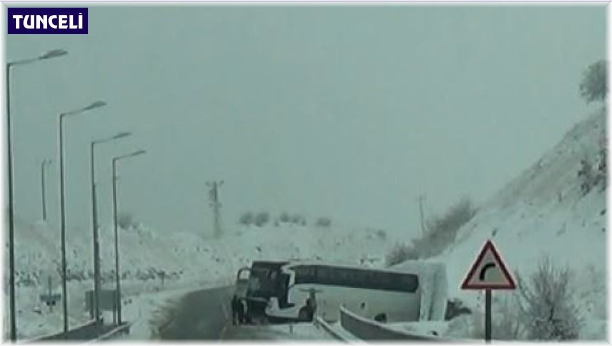 Tunceli'de kayganlaşan yolda kaza: Otobüs yoldan çıktı