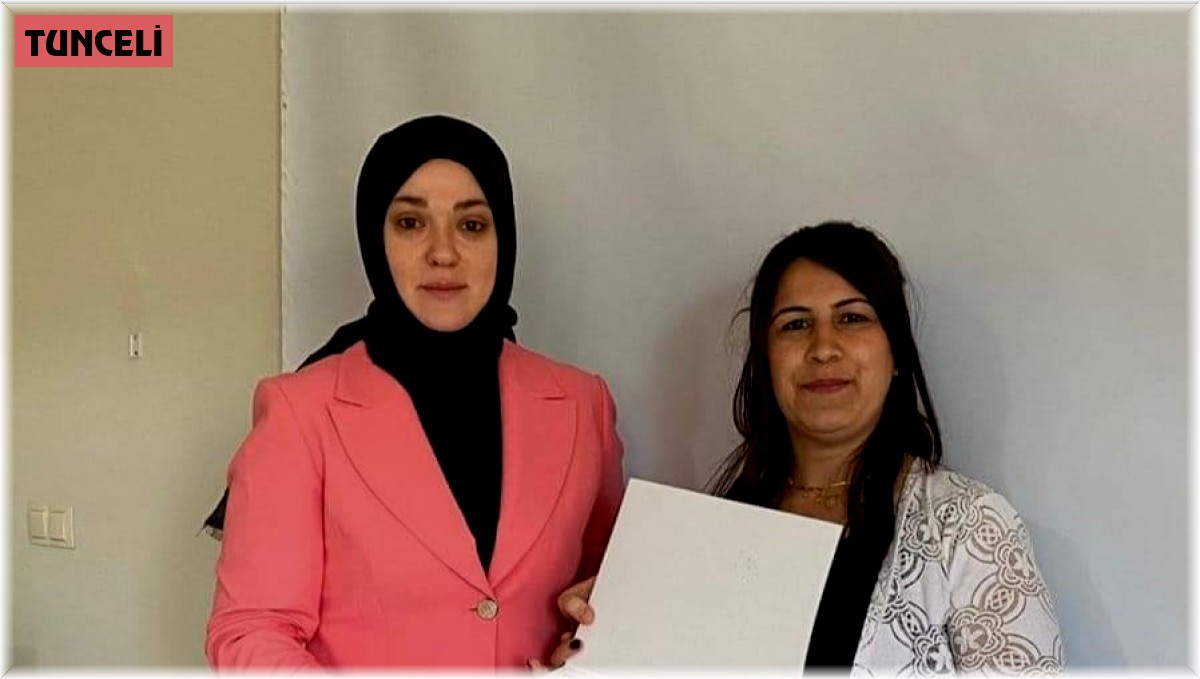 Tunceli'de kitap okuma yarışmasında derece giren veliler ödüllendirildi