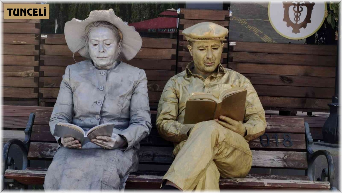 Tunceli'de kitap okumanın önemini anlatmak için canlı heykel performansı sergilendi