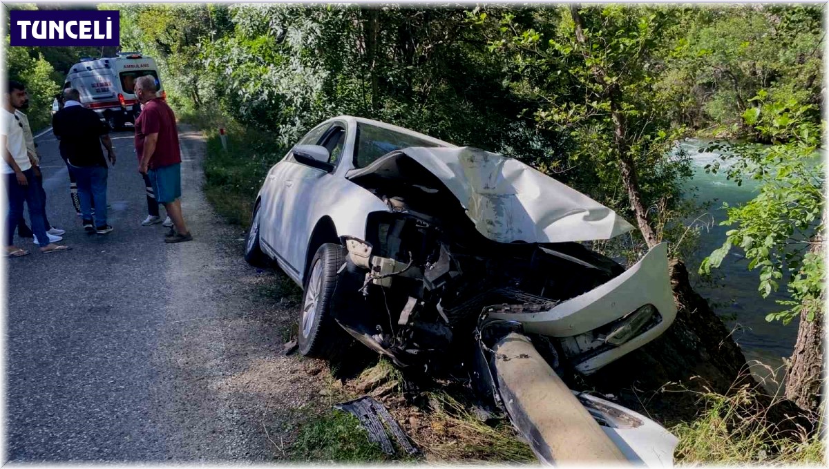 Tunceli'de kontrolden çıkan araç elektrik direğine çarptı: 4 yaralı