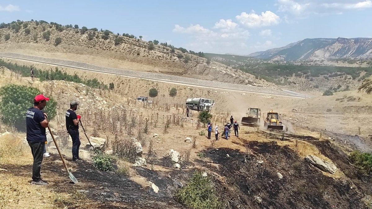 Tunceli'de korkutan yangın: Alevler ormanlık alana sıçramadan kontrol altına alındı