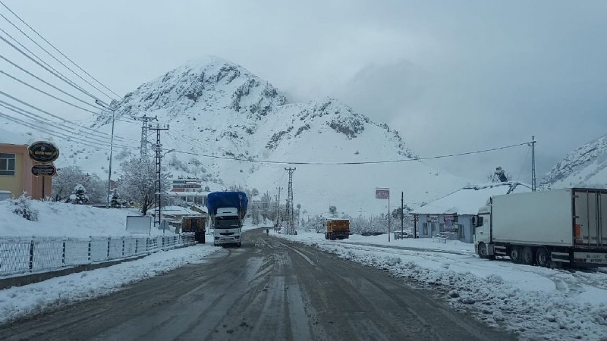 Tunceli'de Mart ayında yağan kar, 20 köy yolunu kapattı