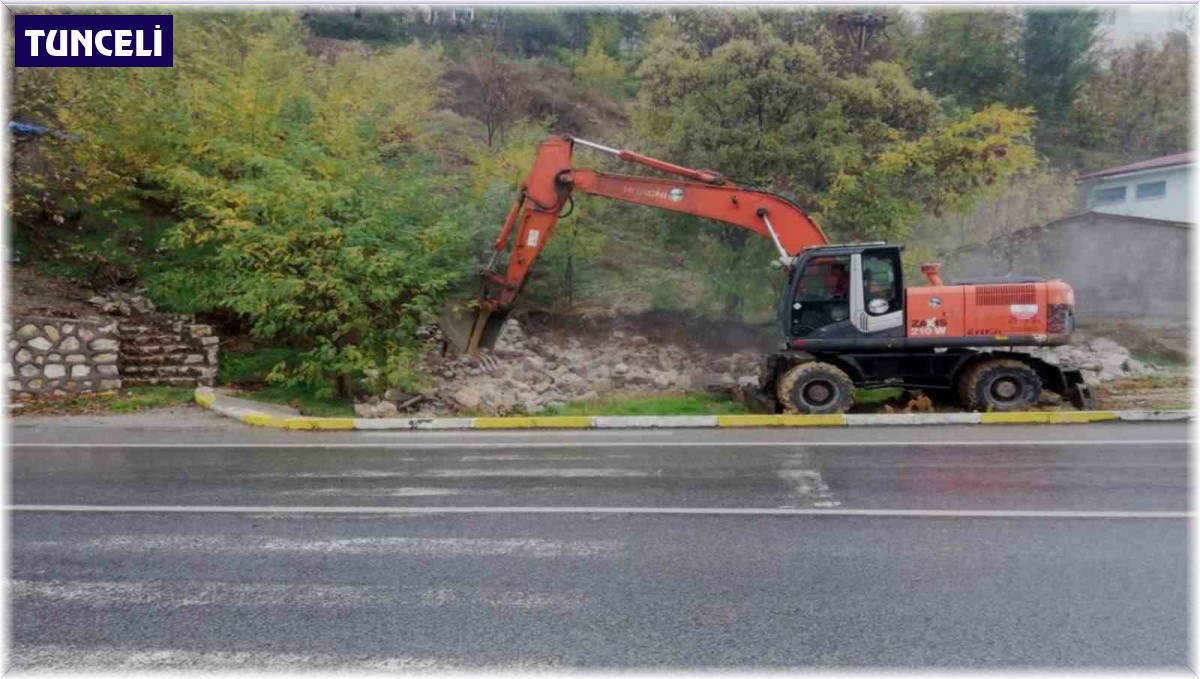 Tunceli'de metruk binalar yıkılıyor