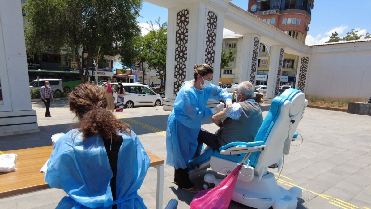 Tunceli'de meydanda mobil aşı hizmeti