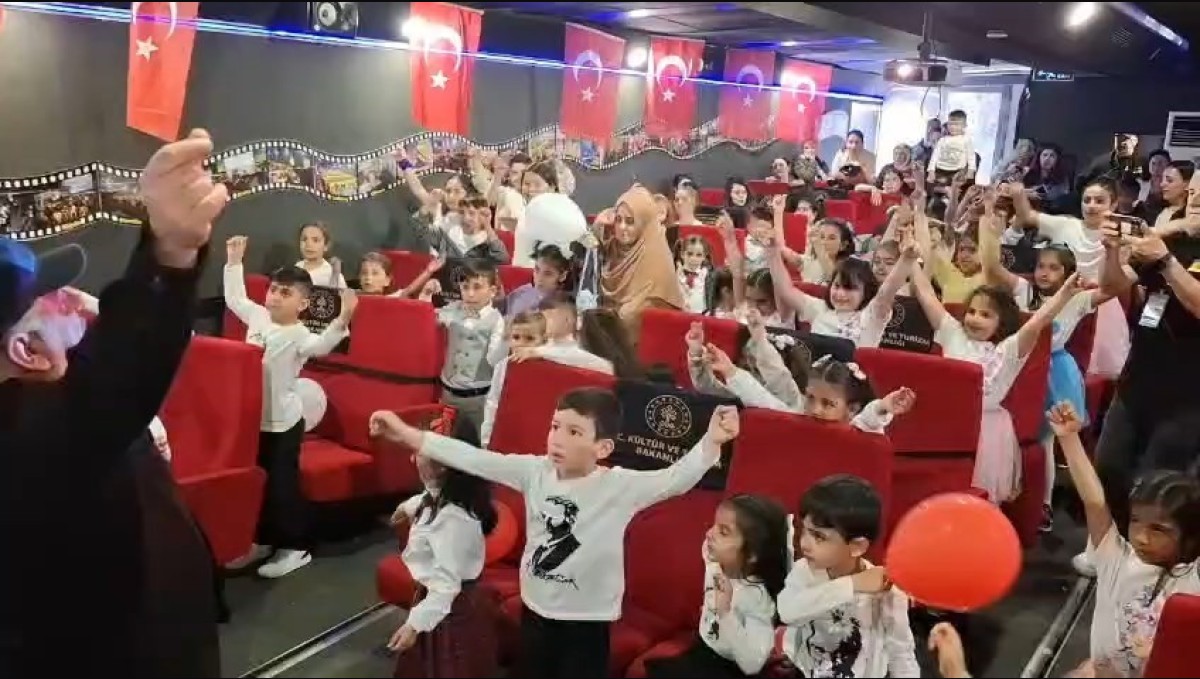 Tunceli'de öğrenciler Gezen Sinema ile doyasıya eğlendi