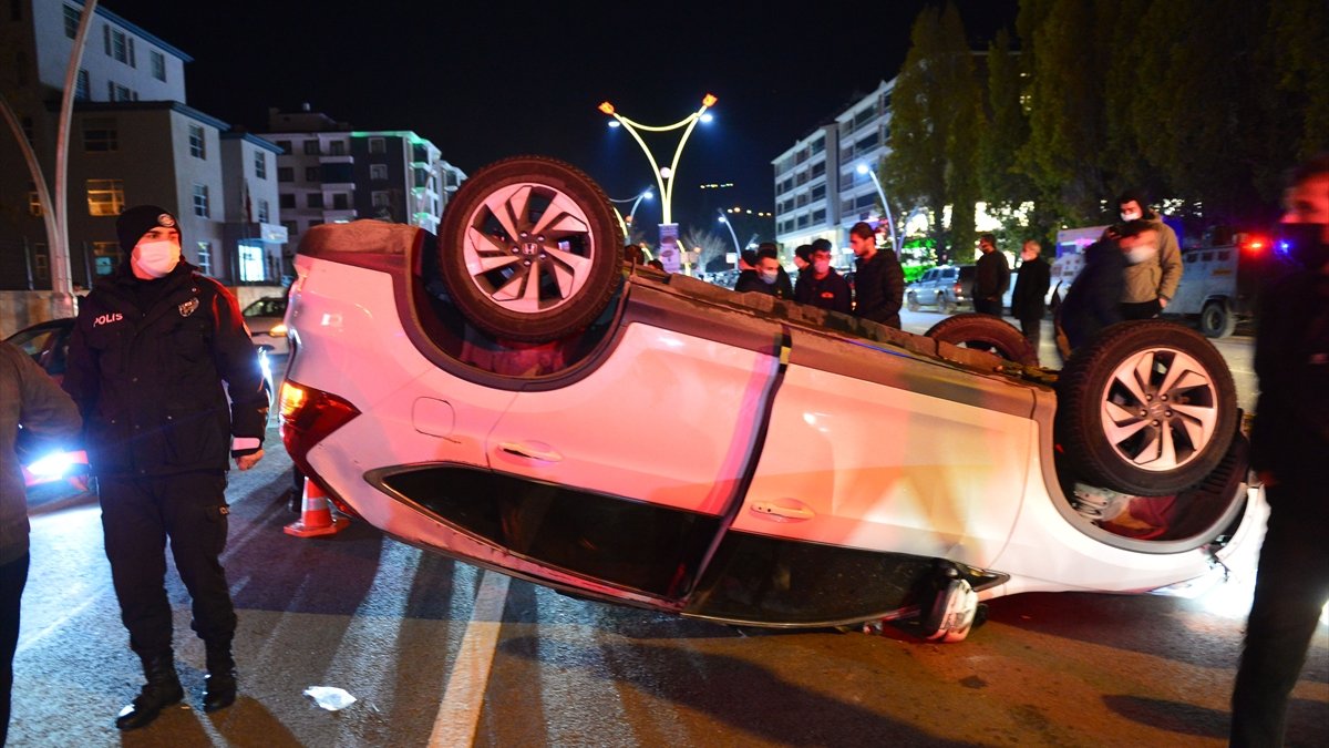 Tunceli'de otomobil ile hafif ticari aracın çarpıştığı kazada 2 kişi yaralandı