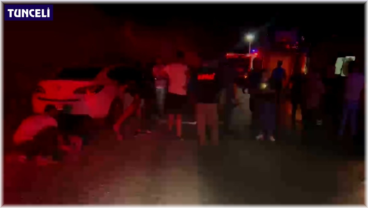 Tunceli'de otomobil şarampole yuvarlandı: sıkışan 2 kişi kurtarıldı