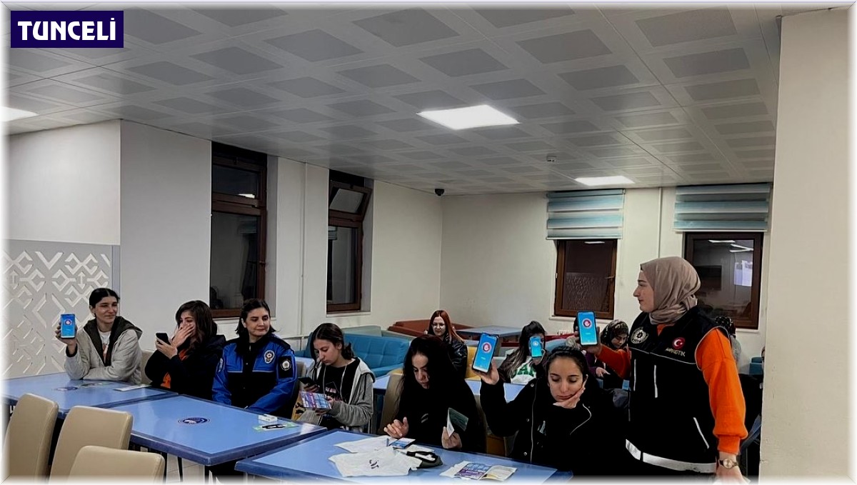 Tunceli'de polis ekipleri vatandaş ve öğrencileri bilgilendirdi