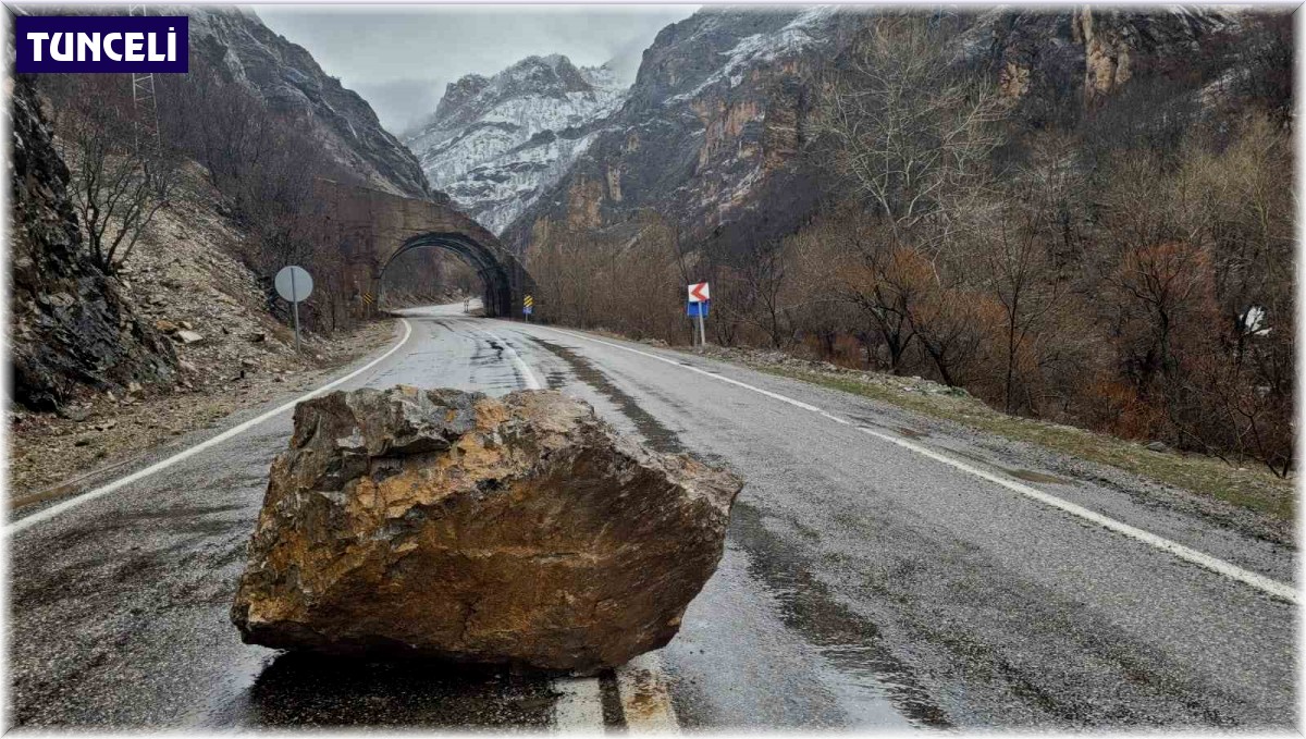 Tunceli'de sağanak nedeniyle menfezler taştı, yollara kaya parçaları düştü