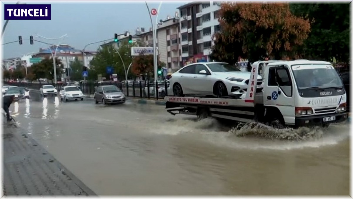 Tunceli'de sağanak sonrası yollar göle döndü, vatandaş tepki gösterdi