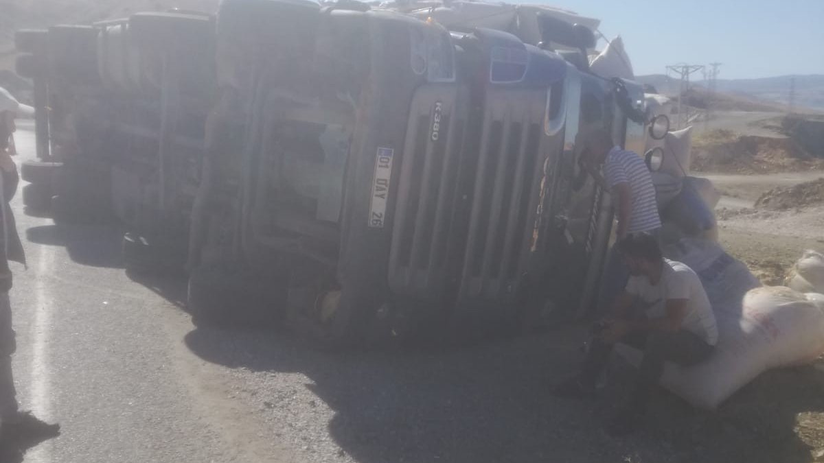Tunceli'de saman yüklü tır devrildi: 1 yaralı