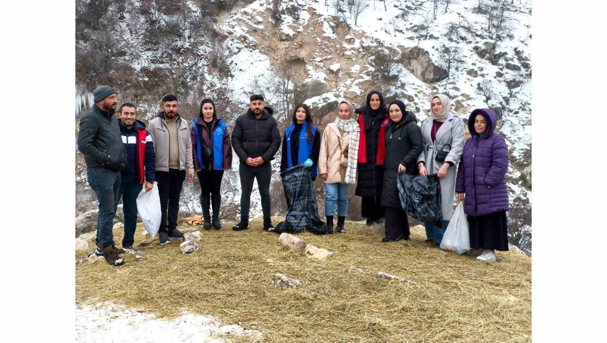 Tunceli'de soğuk kışa sıcak dokunuş: Gençler yaban hayatı için seferber oldu