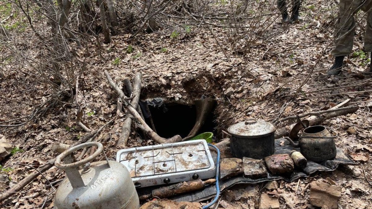 Tunceli'de teröristlerin kullandığı 27 sığınak ile 3 depo imha edildi
