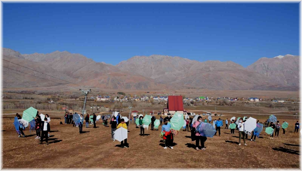 Tunceli'de uçurtma şenliği