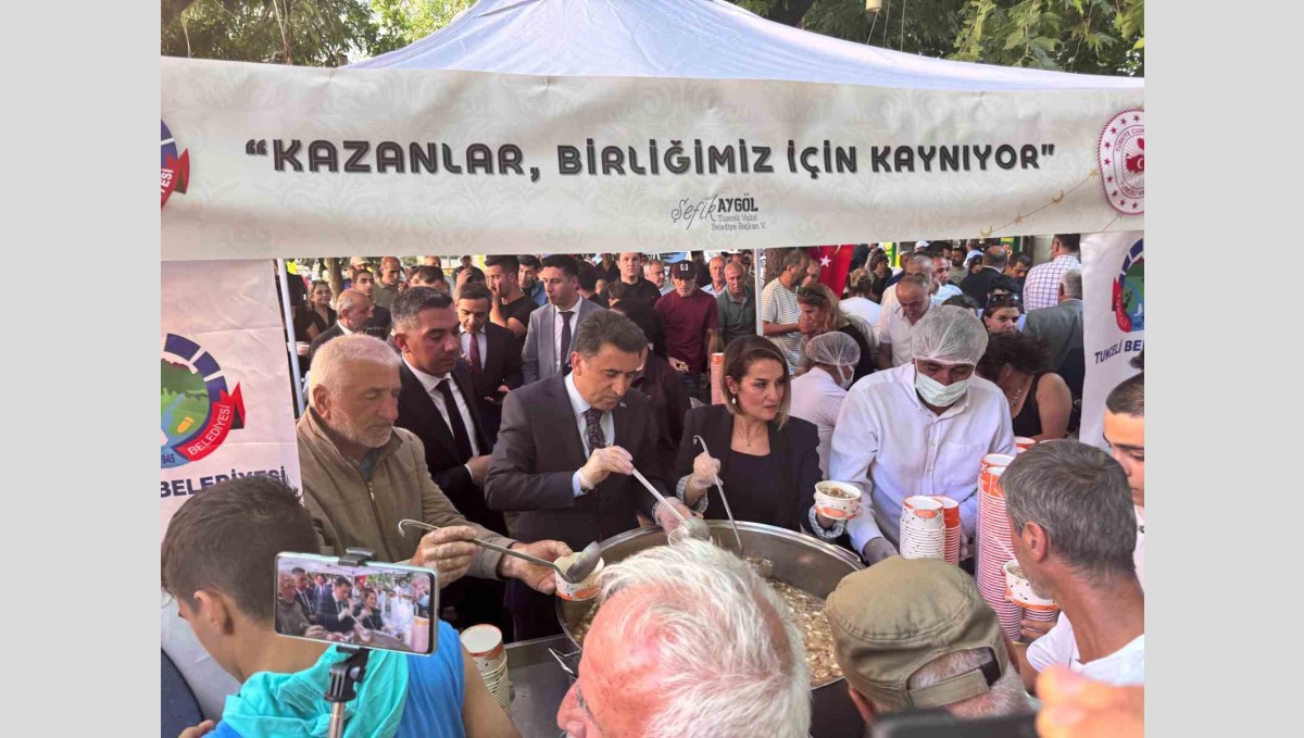 Tunceli'de valilik ve belediyeden aşure ile lokma ikramı