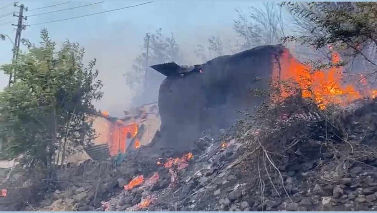 Tunceli'de yangın: Evler ve ağaçlık alan alevlere teslim oldu