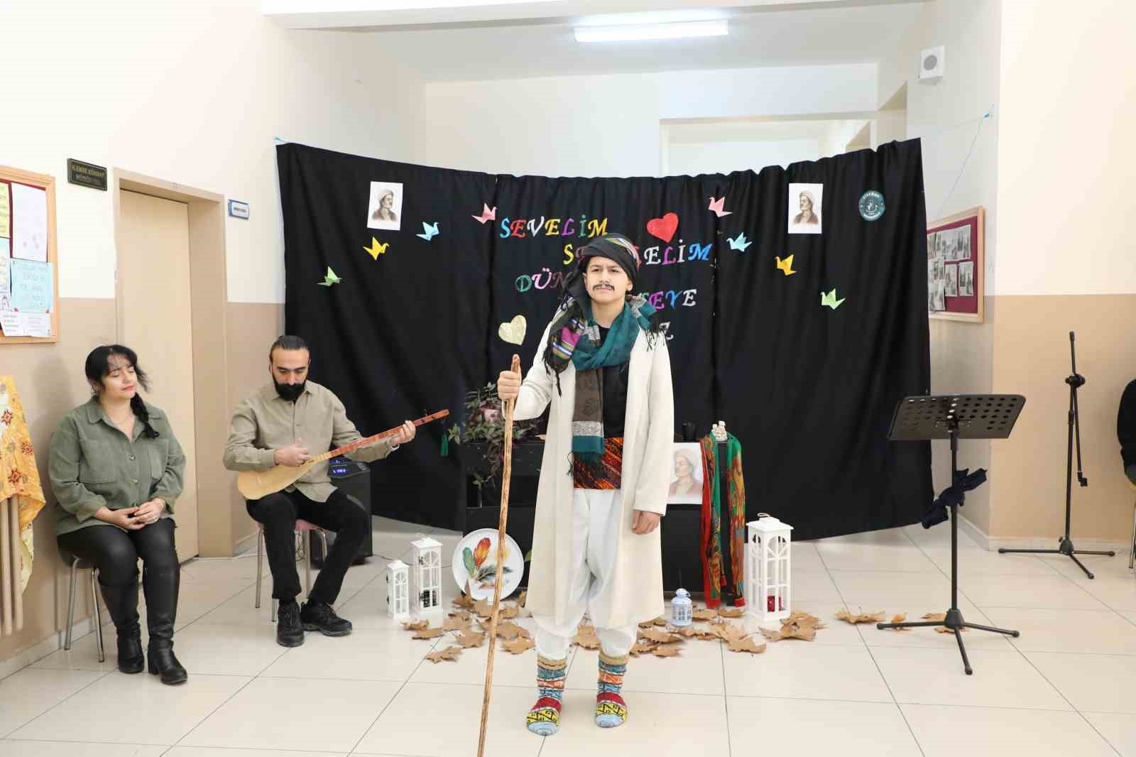 Tunceli'de 'Yunus Emre' ilmek ilmek anlatıldı