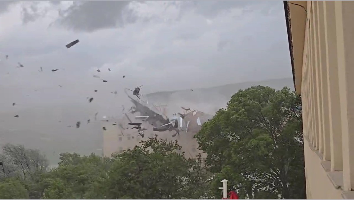 Tunceli'deki fırtınada çatı saniyeler içerisinde parçalandı