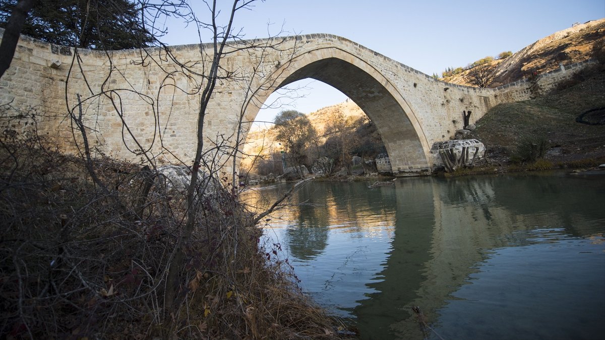 Tunceli'deki tarihi Tağar Köprüsü ve çevresi her mevsim ayrı güzel