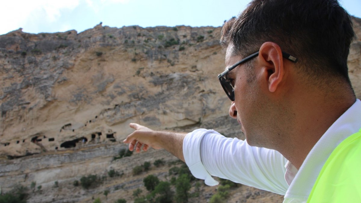 Tunceli'nin dikkat çeken kaya konutları 'İn delikleri' için ilk adım atıldı