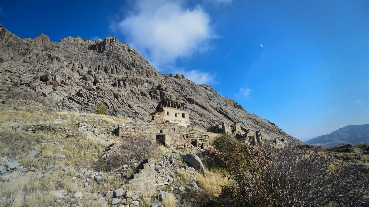 Tunceli'nin Ulukale köyü eski kalıntılarıyla ziyaretçilerini tarihi yolculuğa çıkarıyor