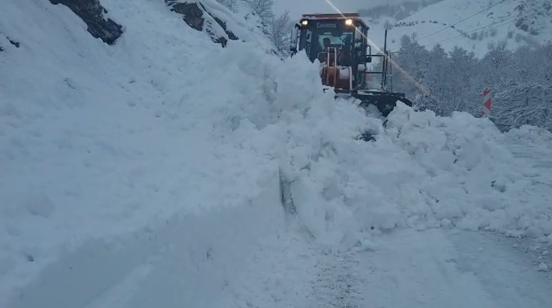 Tunceli-Ovacık yolunda çığ: Ulaşım kısa sürede yeniden sağlandı