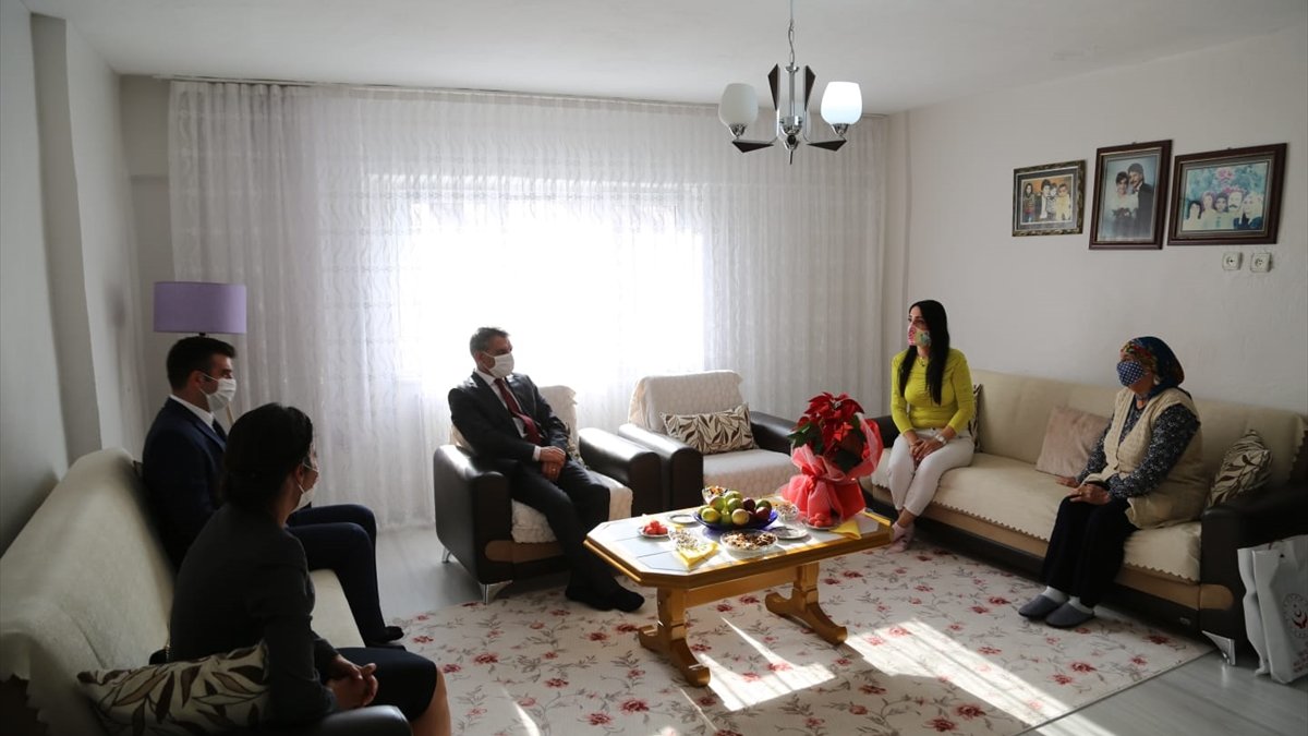 Tunceli Valisi Mehmet Ali Özkan'dan 'Cumhuriyetin ulu çınarlarına' çiçekli ziyaret